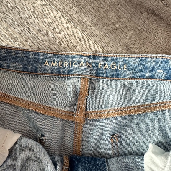 American Eagle women’s light blue distressed “baggy mom short” size 14 - Picture 3 of 9